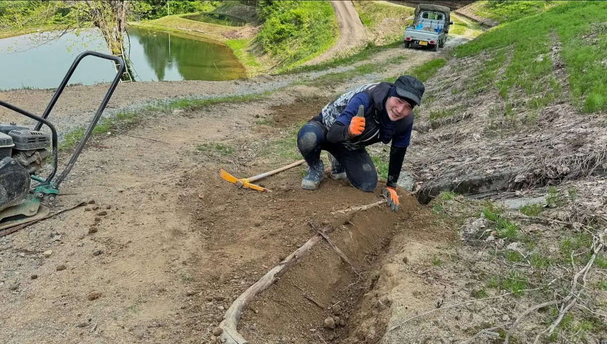 晴れ間を見て、山の道を直しました💦